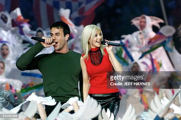 Singers Christina Aguilera and Enrique Iglesias perform during the halftime show at Super Bowl XXXIV at the Georgia Dome in Atlanta, 30 January,...