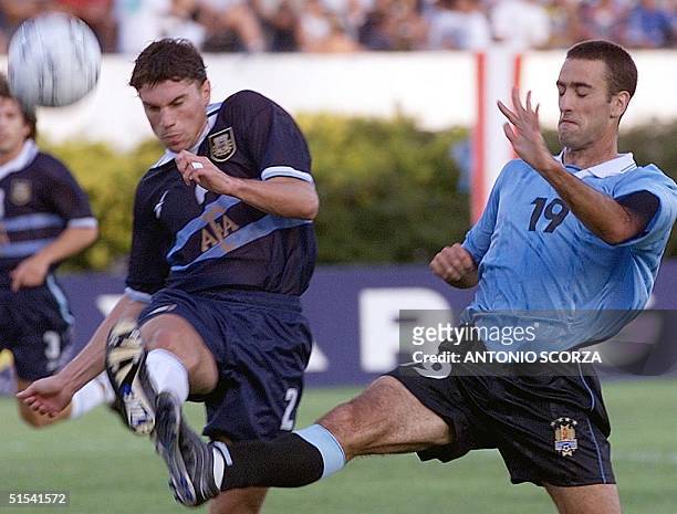 Ignacio Risso from Uruguay's soccer team, fights for the ball against Leandro Cufre of Argentina 04 February, 2000 during the pre-Olympic tournament...