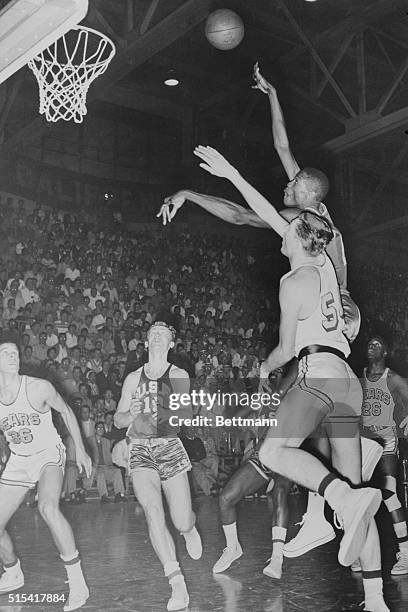 The University of San Francisco made basketball history by winning their 40th straight victory by the score of 33-24. Photo shows USF's Bill Russell...