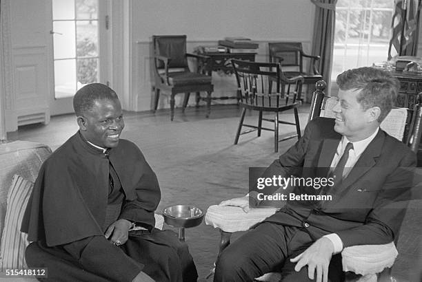 President Back Rocker Kennedy Rocking Chair Photos and Premium High Res Pictures - Getty Images