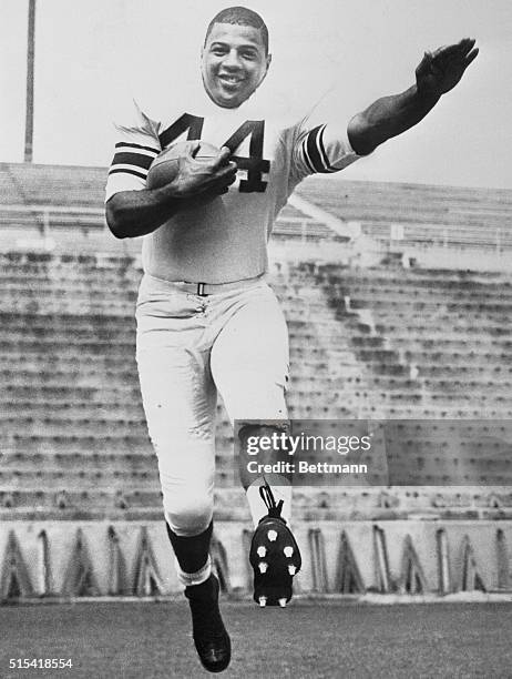 Syracuse, New York: Posed action on Ernie Davis of Syracuse University.