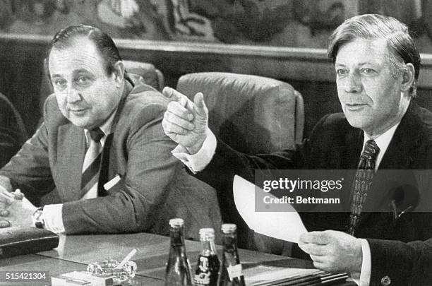 Bonn: Chancellor Helmut Schmidt, heading first cabinet meeting after October 3, general election, gestures while discussing his narrow victory over...