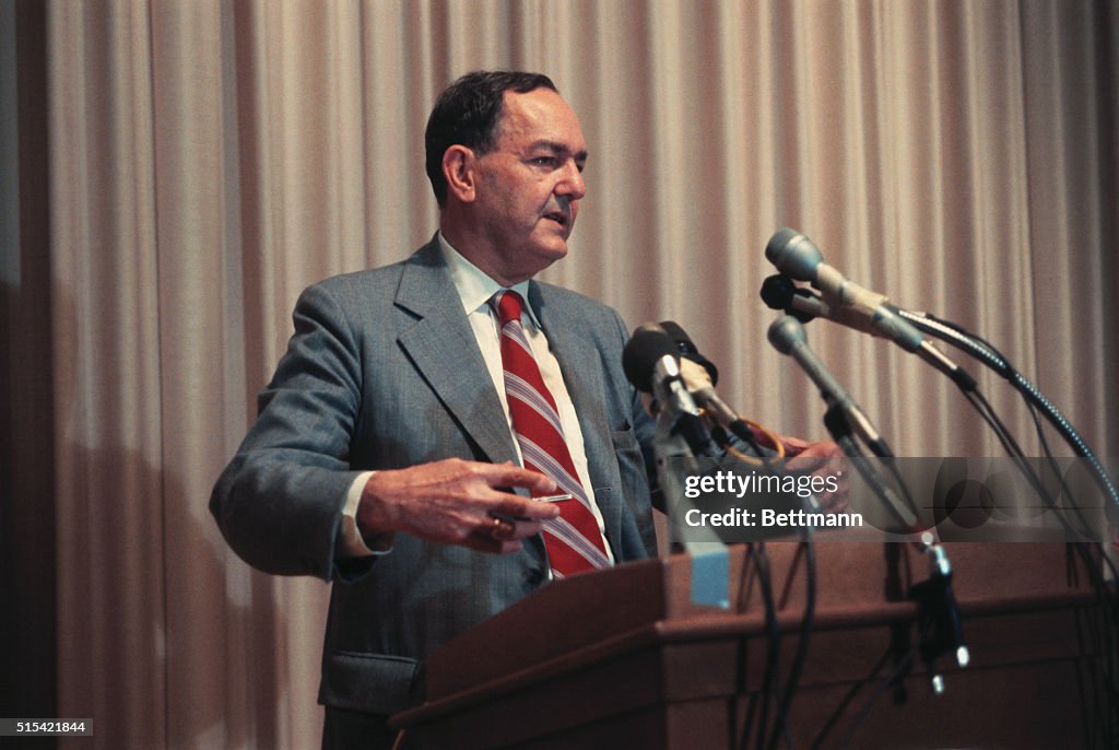 Heberb Professor Herbert Simon, Nobel Prize winner, speaking at podium. News ...