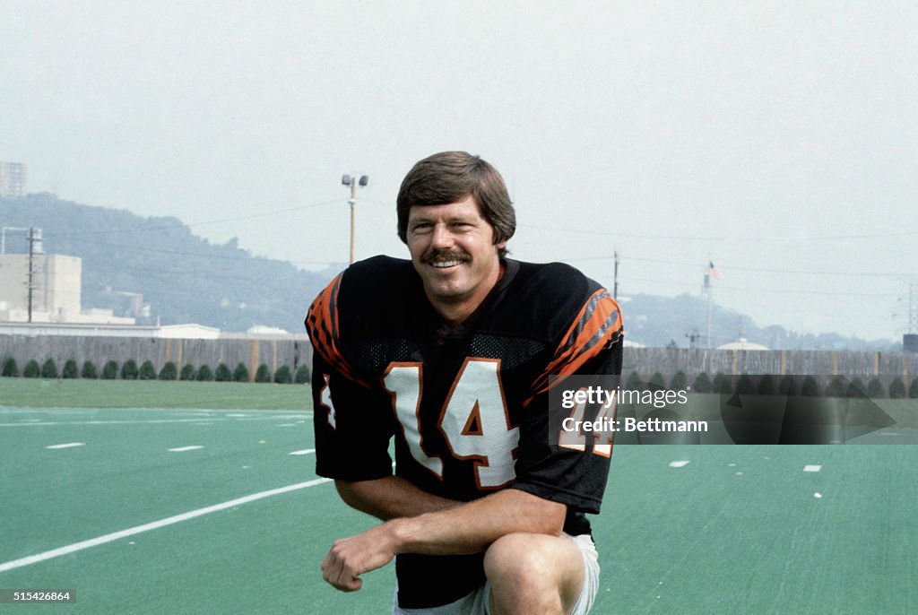 Kenneth Anderson Guard - Close-up of Cincinnati Bengals quarterback Ken Anderson, kneeling ...