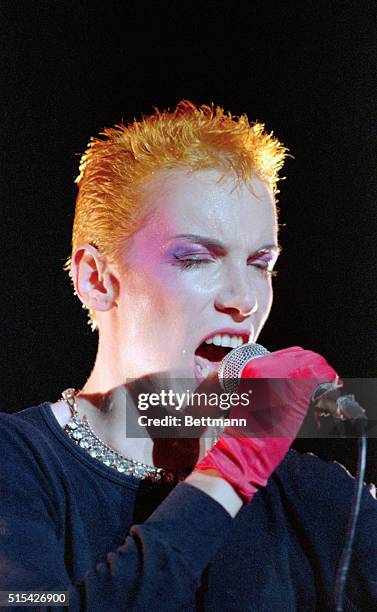 Los Angeles, California: Dave Stewart and Annie Lennox of the Eurythmics sings at concert in Los Angeles at the Forum, April 24.