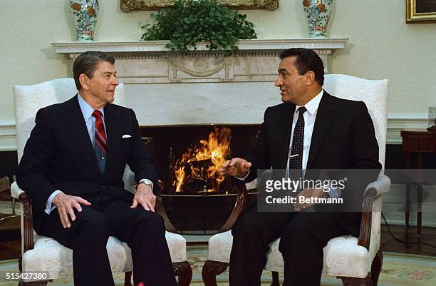 Washington: President Reagan meets Egyptian President Hosni Mubarak in the Oval Office