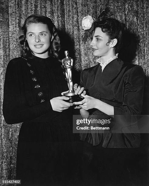 Ingrid Bergman receives Oscar from Jennifer Jones for Gaslight