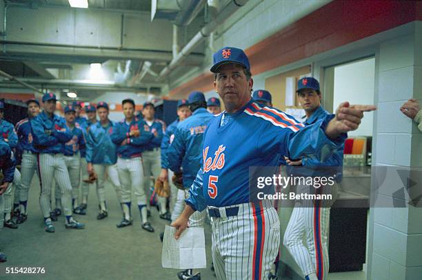 Port St. Lucie, Fla.: New York Mets manager Dave Johnson addresses the team during first day of spring training with pitchers and catchers reporting....