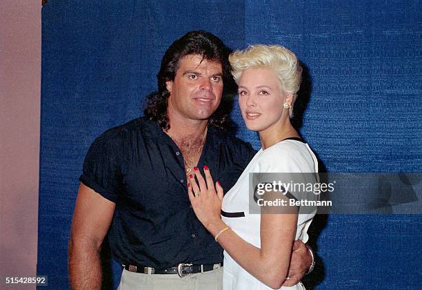 Mark Gastineau and Brigitte Nielsen snuggle up.