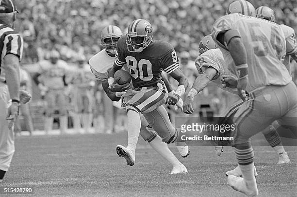 Forty Niners'' Jerry Rice runs past Detroit Lions defenders to score a touchdown on a reverse play in second quarter action here 10/2.