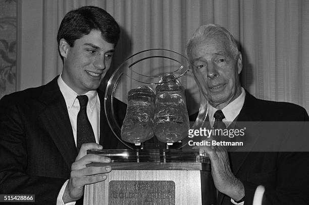 Robin Ventura and baseball immortal Joe DiMaggio look at the Golden Spikes Award which was given to the Oklahoma State baseball player here 11/1....