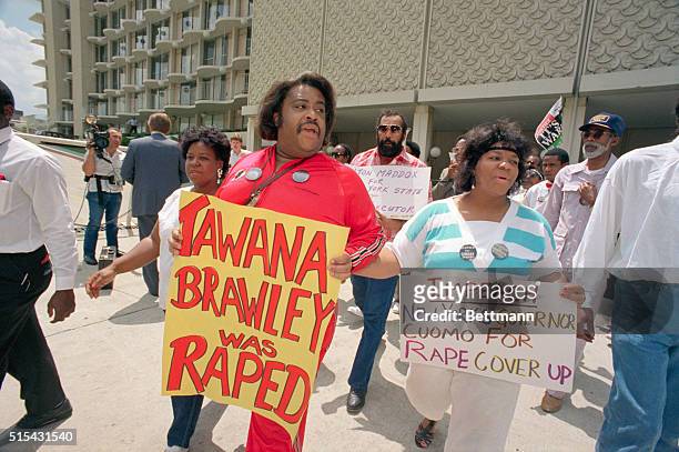Atlanta, Georgia: Glenda Brawley, right, mother of Tawana Brawley, and her advisor, Reverend Al Sharpton, picket outside the hotel of New York...