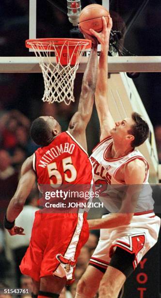 Atlanta Hawks' center Kikembe Mutombo blocks a shot by Chicago Bulls' center Chris Anstey in the first half 07 March 2000 at the United Center in...