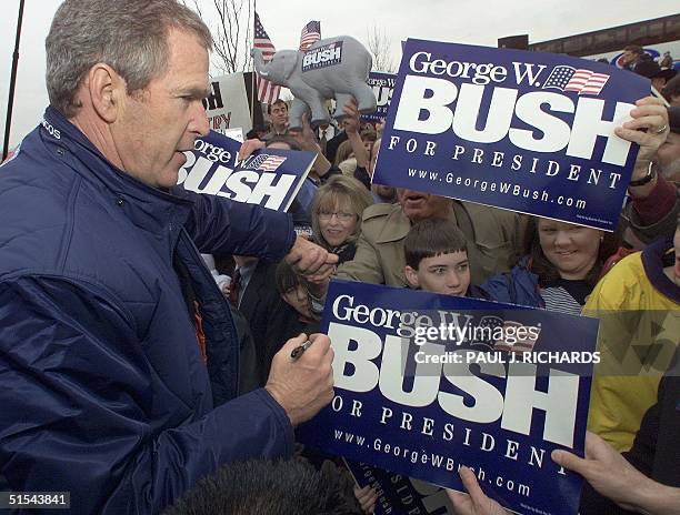 Signing Rfs W. Bush 124 Us Campaign Bush Signs Autograph Stock Photos, High-Res Pictures ...
