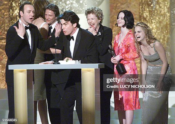 The cast of film "American Beauty" : Kevin Spacey, Allison Janney, Chris Cooper, Peter Gallagher, Annette Bening, Thora Birch, Mena Suvari, celebrate...