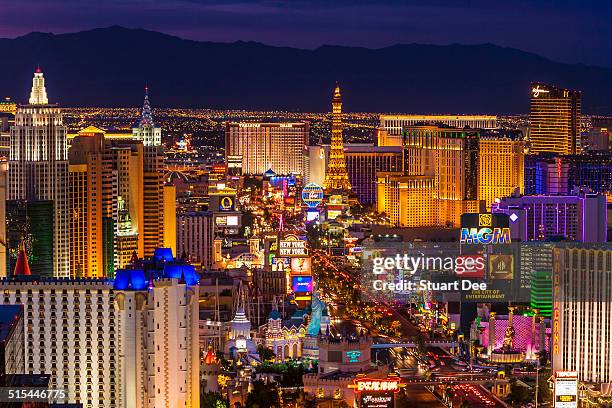 las vegas strip at twilight - vegas strip stock-fotos und bilder