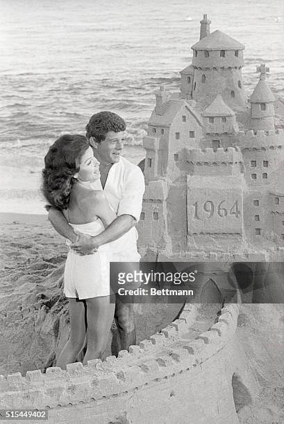 Frankie Avalon and Annette Funicelloare back on the beach in the 1978 NBC Television special, Dick Clark's Good Ol' Days, Part II.