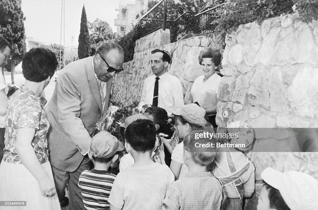 Oskar Schindler with Israeli Children