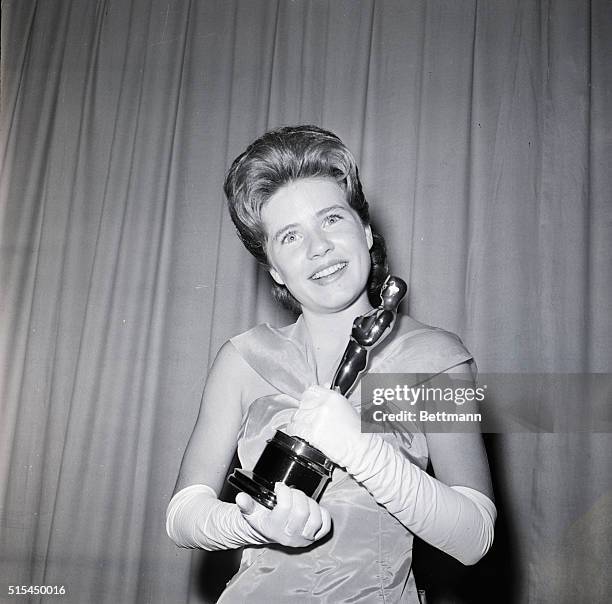 Santa Monica, CA- Patty Duke, first child star ever to win a major award at the Academy Awards, is pictured here 4/8 with her Oscar as the Best...