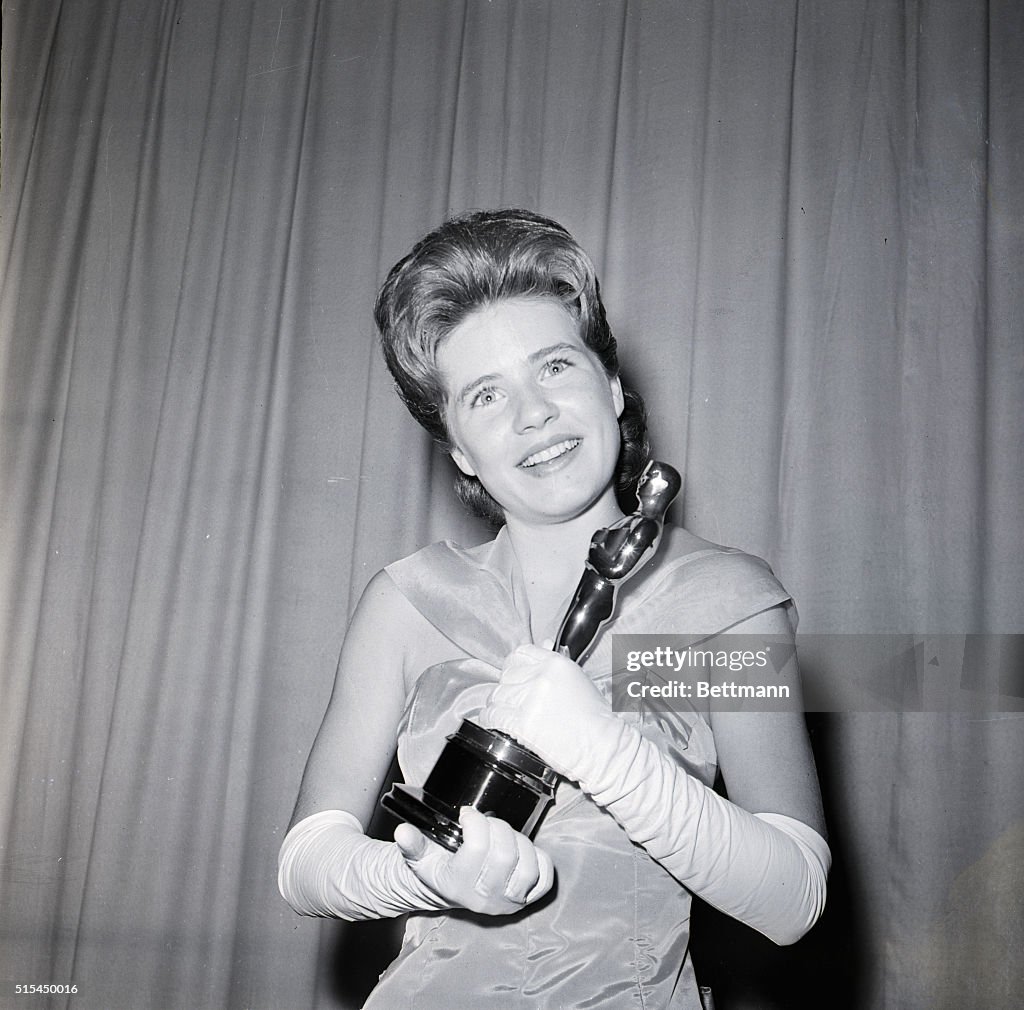Patty Duke Holding Oscar