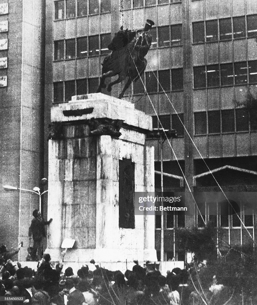 Iranians Pull Down Statue of Shah Reza Pahlavi