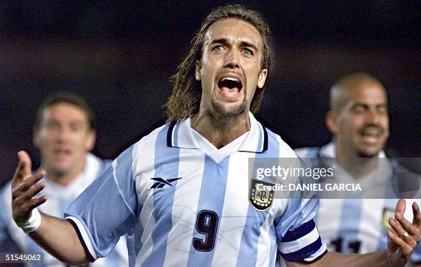 Gabriel Batistuta celebrates the first goal for Argentine with Cristian Gonzalez and Sebastian Veron in Buenos Aires, Argentine 29 March 2000. AFP...