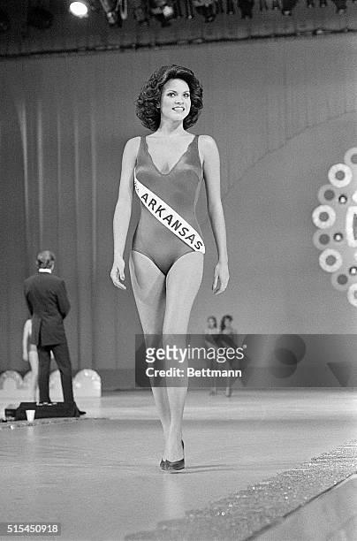 Atlantic City, New Jersey-: Miss Arkansas, Elizabeth Ward, walks down the runway as she wins the swimsuit portion of the Miss America Pageant during...