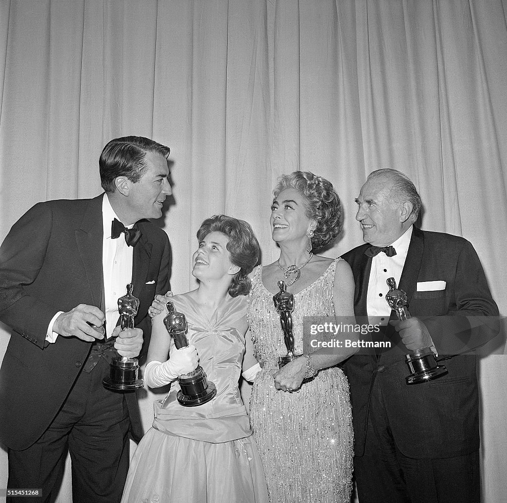 Oscar Winners Hold Their Statuettes