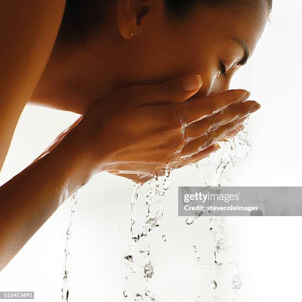 gesicht waschen - woman face wipes stock-fotos und bilder