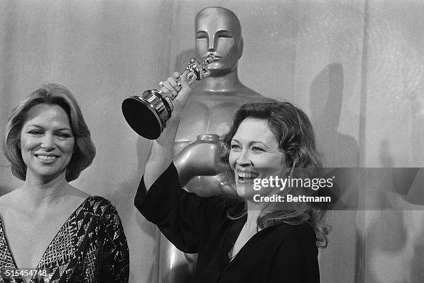 Faye Dunaway Holding Oscar Over Her Head Faye Dunaway Holding Oscar Over Her Head