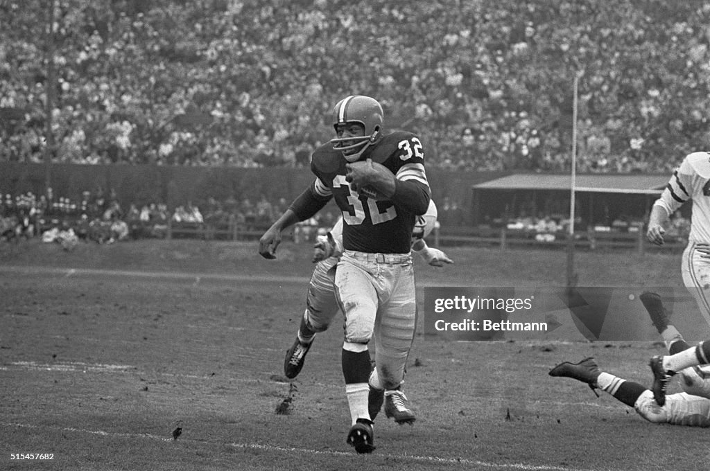 Jim Brown Running with Football