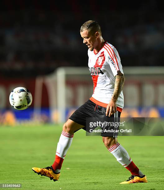 Andres D'Alessandro of River Plate controls the ball during a match between Colon and River Plate as part of Torneo de Transicion 2016 at Brigadier...