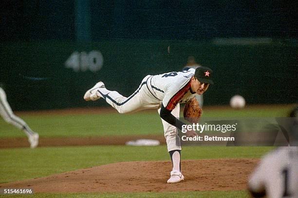 Nolan Ryan of the Houston Astros pitching against the New York Mets.