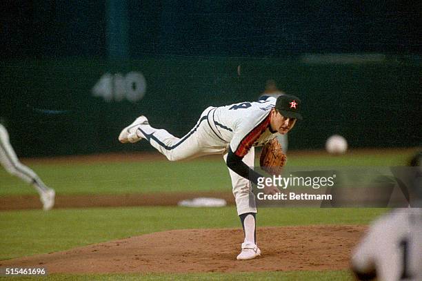 Nolan Ryan of the Houston Astros pitching against the New York Mets.