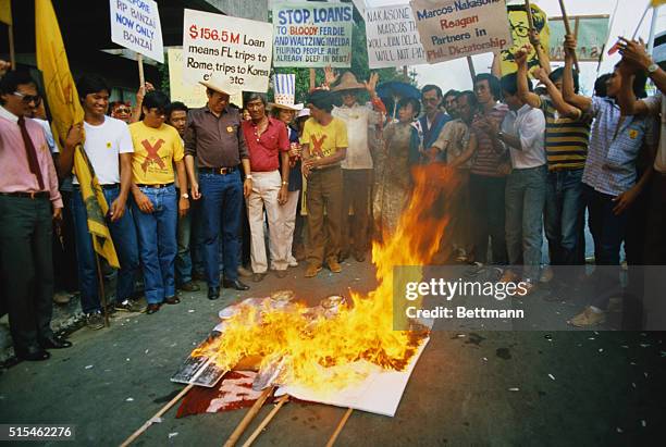 Manila, The Philippines: Anti-government protesters led by Agapito "Butz" Aquino, the brother of slain opposition leader Begnigno Aquino, burns an...