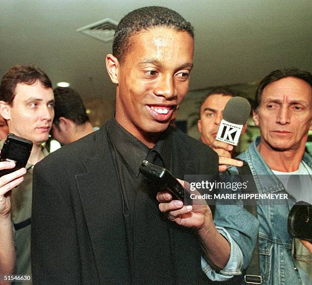 Striker of the Brazilian soccer team, Ronaldinho Gaucho leaves the hotel where his team is staying in Sao Paulo, 23 April 2000. El atacante de la...