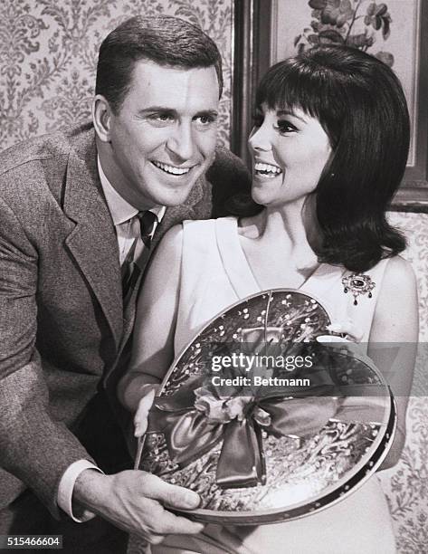 Scene from the television show That Girl features Ted Bessell, as Don Hollinger, giving a box of chocolates to girlfriend Ann Marie, played by Marlo...