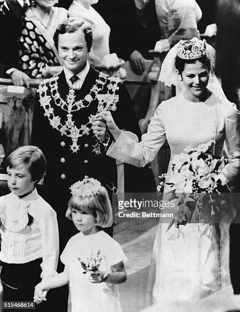 Stockholm, Sweden: Sweden's King Carl XVI Gustaf and West German commoner Silvia Sommerlath leave Sweden's Great Church following their marriage,...