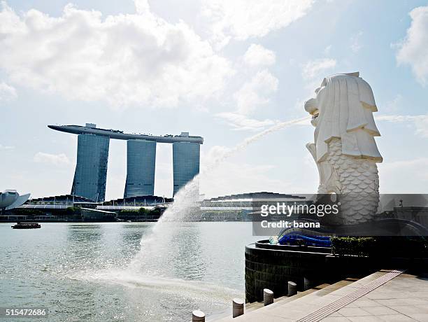 view of merlion fountain in singapore - merlion stockfoto's en -beelden