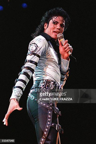 American pop music star Michael Jackson sings 13 October 1988 at the Capital Center in Landover, Maryland. AFP PHOTO/Luke FRAZZA