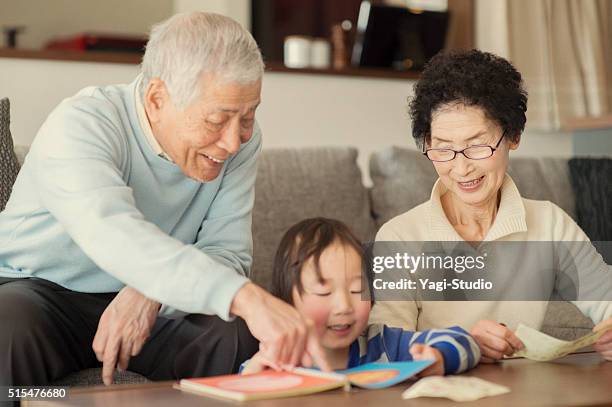 祖父母遊び、孫とリビングエリア - asian granny pics ストックフォトと画像