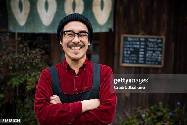 maturo maschio barista - asian male smiling foto e immagini stock