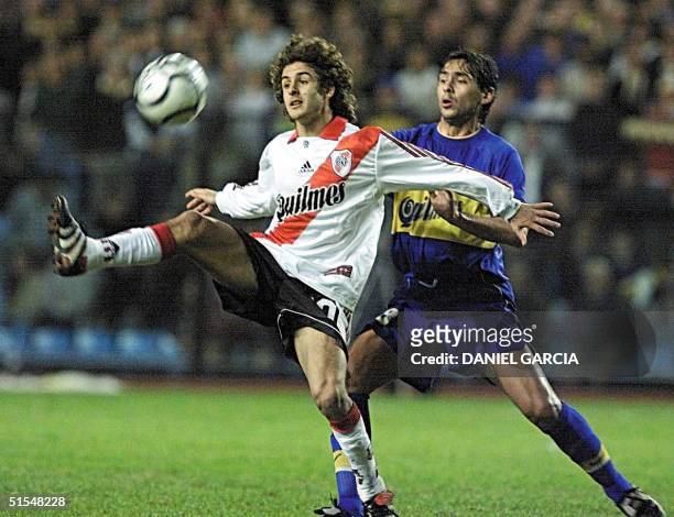 Pablo Aimar of River Plate tries to keep control of the ball in front of Cristian Traverso of Boca Juniors 24 May, 2000 at the La Bombonera stadium...