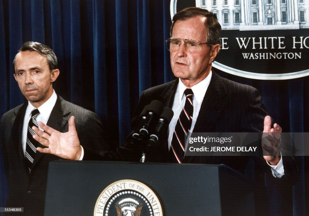 US President George Bush (R) announces 23 July 199