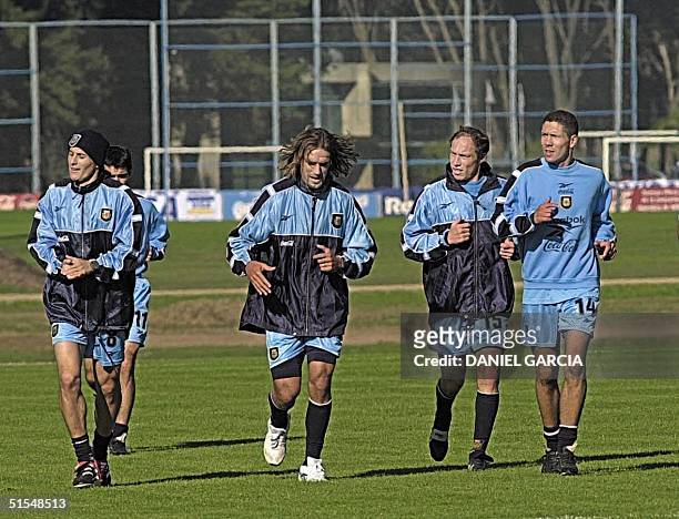 Argentine players train in Buenos Aires 01 June 1999. Los jugadores Javier Zanetti, Gabriel Batistuta, Roberto Sensini y Diego Simeone de la...