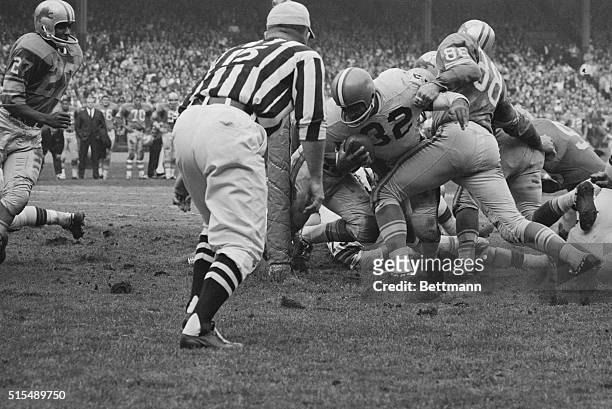 Cleveland Browns fullback Jim Brown fights his way over the goal line for a second quarter score in game against Detroit Lions. Lions defensive end...