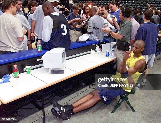 Rookie Jonathan Bender of the Indiana Pacers watches TV as his teammates are interveiwed 13 June during their practice for the NBA Finals at Conseco...