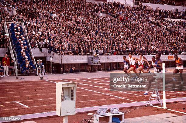 Bob Hayes , of the U.S. Winning the 100 meter dash.