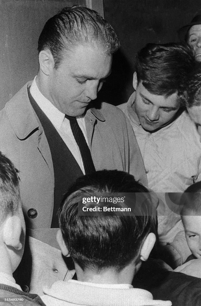 Bobby Hull Signing Autographs