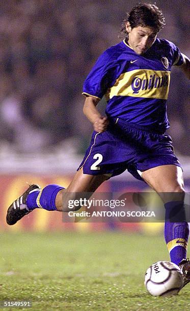 Bermudez, capatain of Argentine team Boca Juniors, scores the fourth goal of his team 21 June leading to the team's victory in Sao Paulo. El capitan...